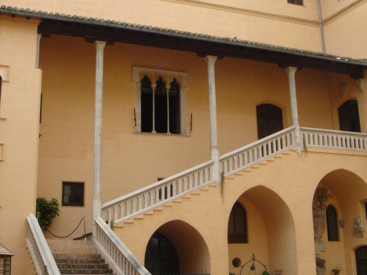 Patio interior y escalinata del Palacio Ducal de los Borja, en Gandía