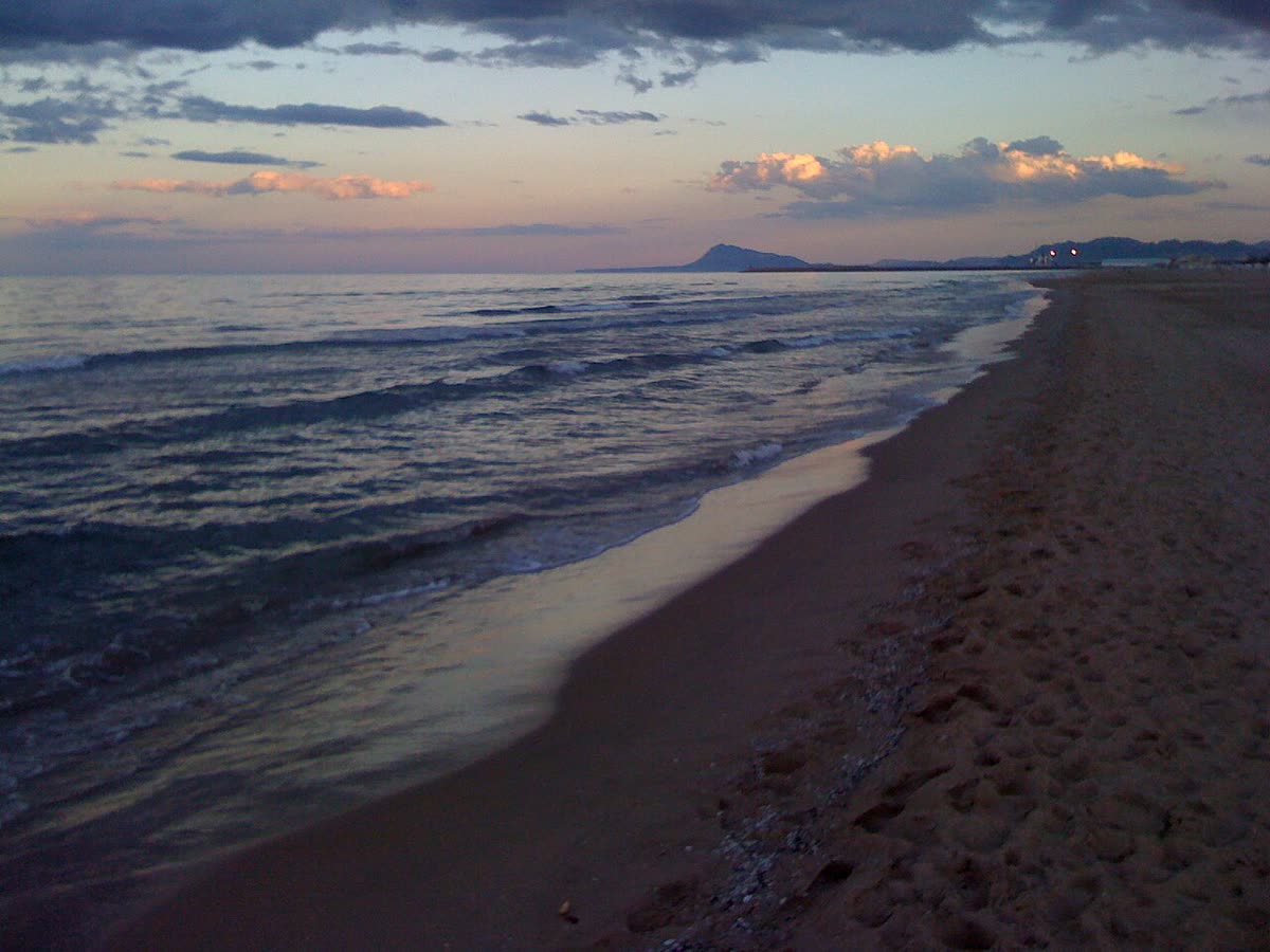 La playa de Gandía al atardecer, en el Grau