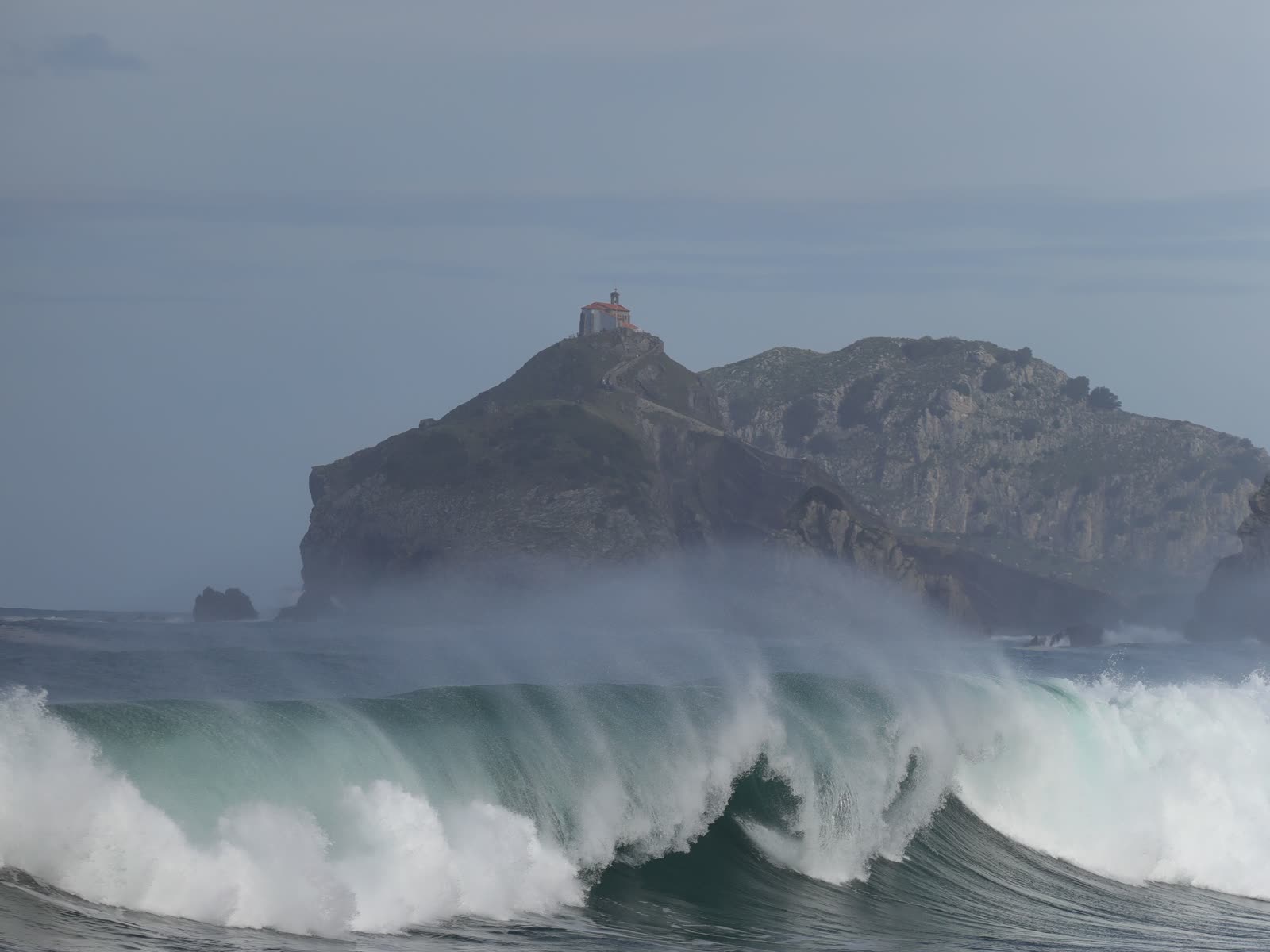 Oleaje rompiendo contra los acantilados de la costa vasca cerca de Gaztelugatxe