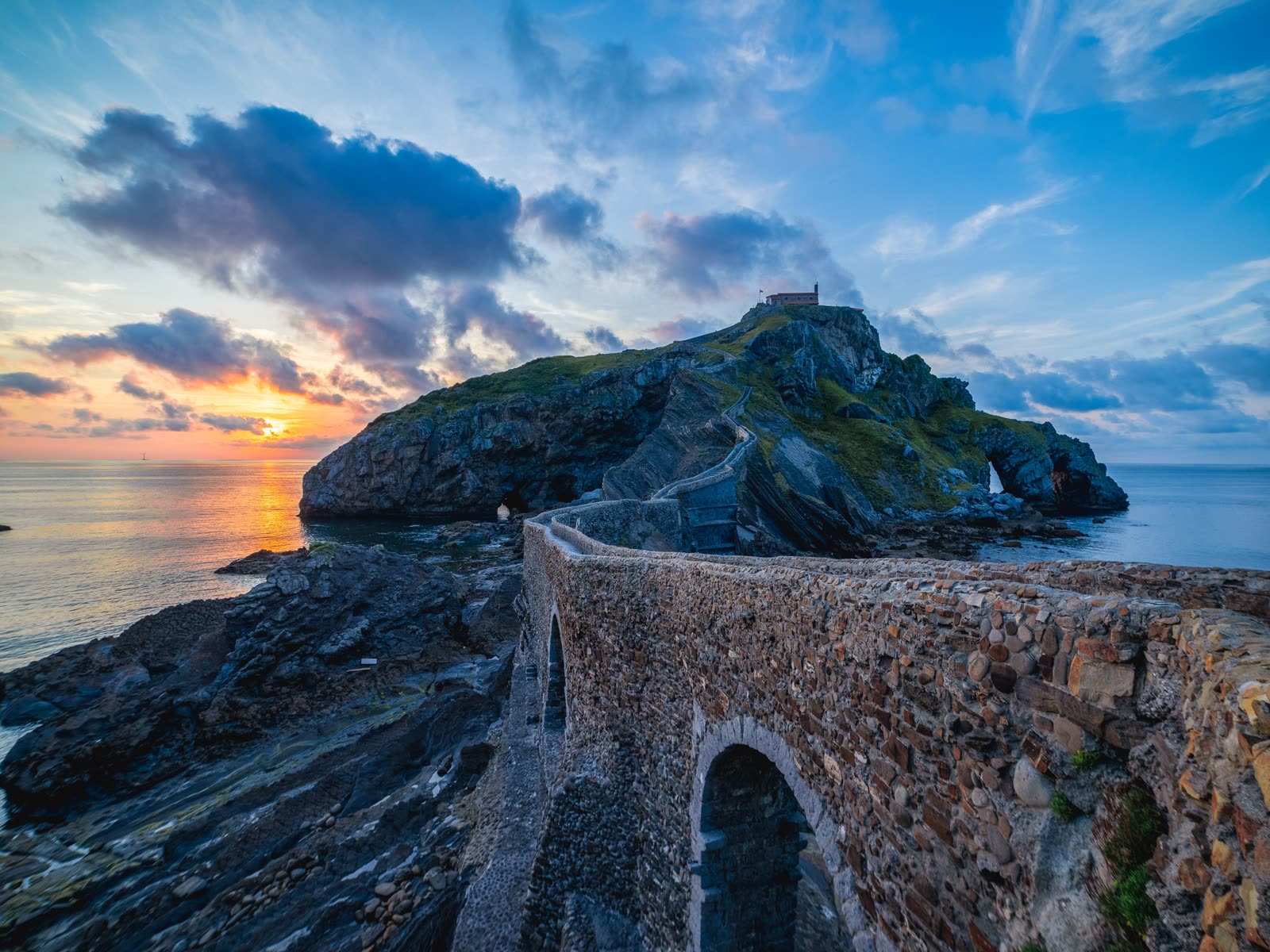 Atardecer sobre el sendero costero que lleva hasta Gaztelugatxe