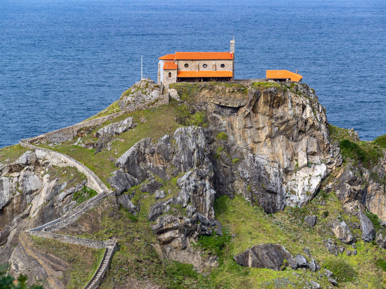 Ermita de San Juan Bautista sobre el islote de Gaztelugatxe junto al mar Cantábrico