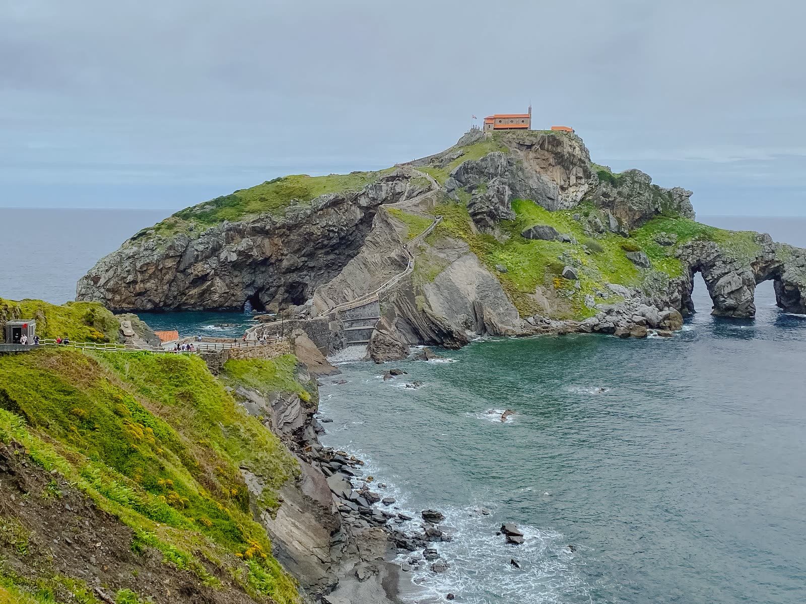 Puente de piedra de dos arcos que une la costa con el islote de San Juan de Gaztelugatxe