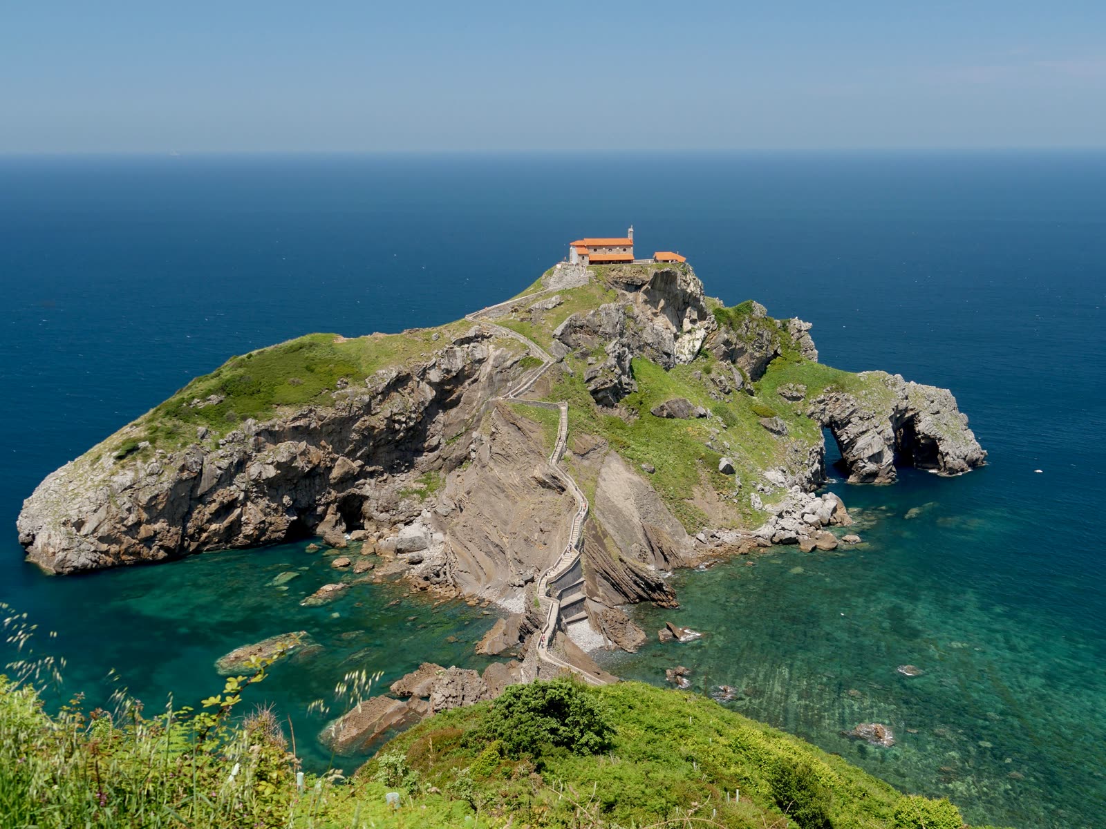 Vista del islote de San Juan de Gaztelugatxe con su ermita y el puente de piedra