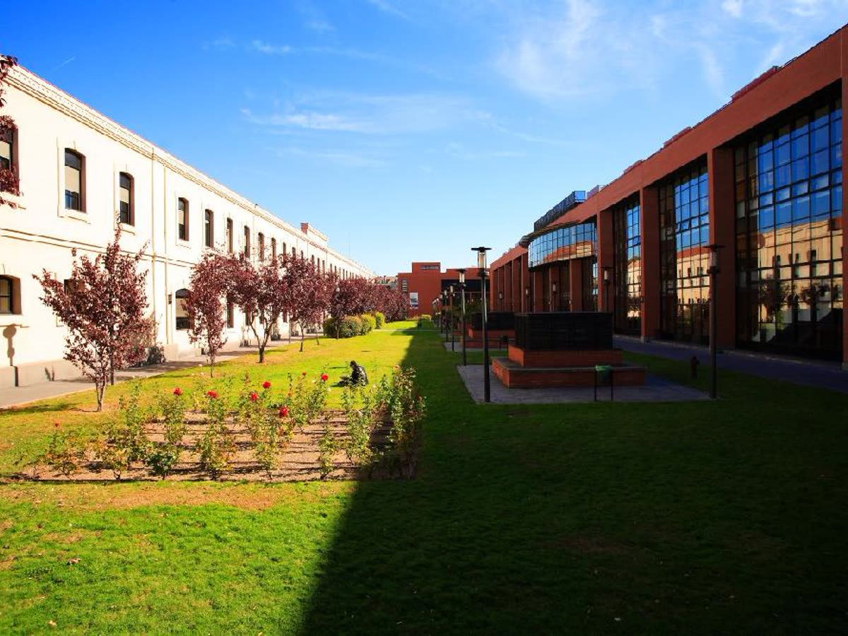 Campus de la Universidad Carlos III de Madrid en Getafe, con edificios históricos y arquitectura contemporánea