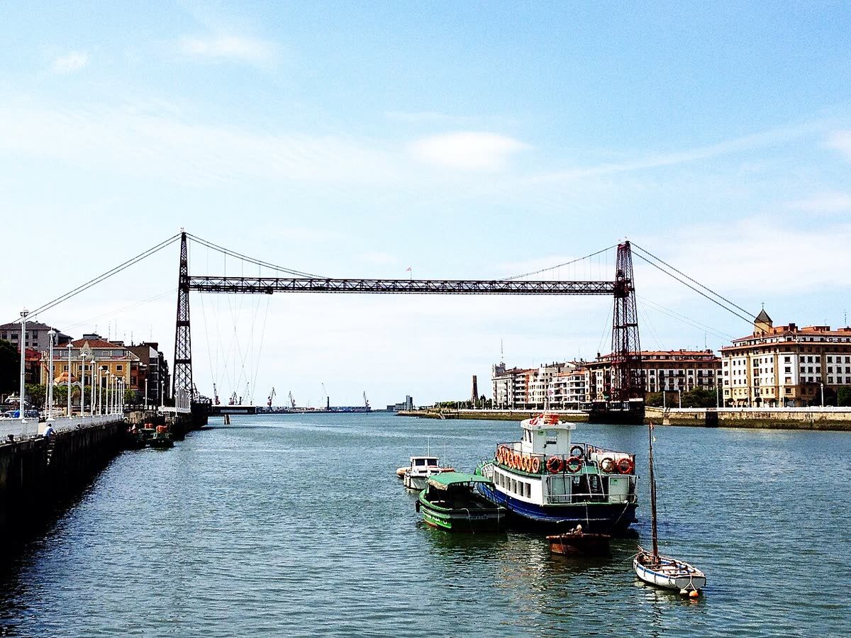 El Puente Colgante de Vizcaya sobre la ría de Bilbao, junto a los muelles de Portugalete y Las Arenas