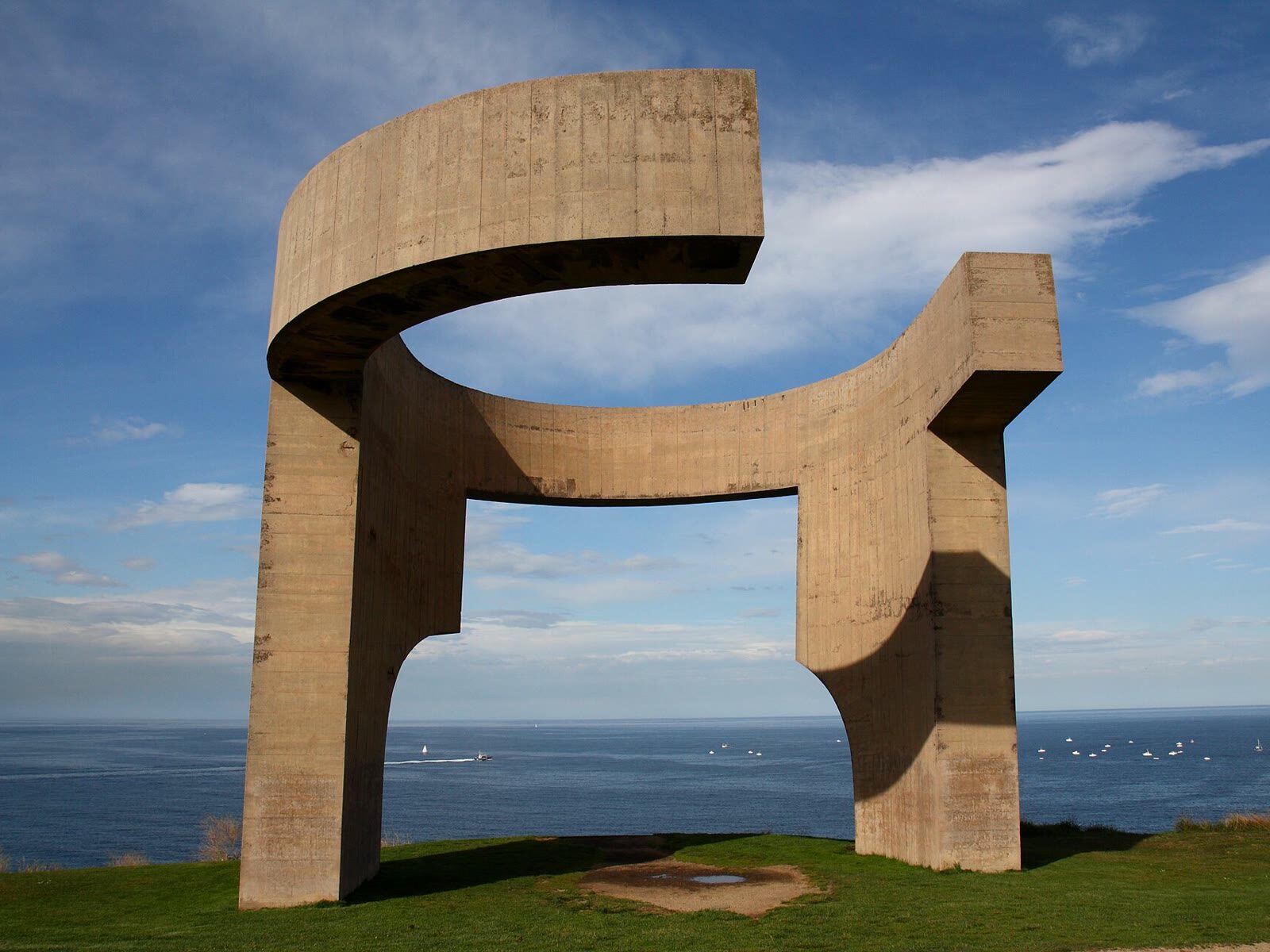 Escultura Elogio del Horizonte de Eduardo Chillida en el Cerro de Santa Catalina de Gijón, frente al mar