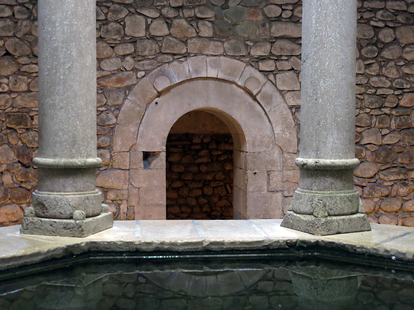 Columnas y piscina del apodyterium de los Banys Àrabs de Girona