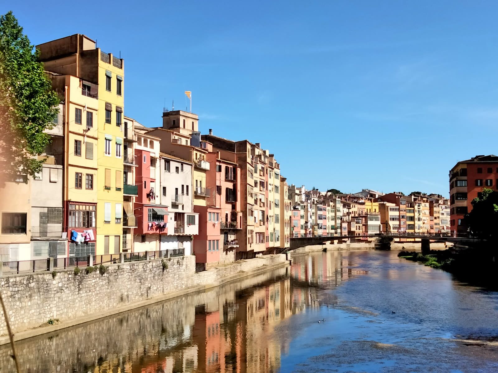 Vista de las casas colgantes del Onyar en Girona, reflejadas en el río