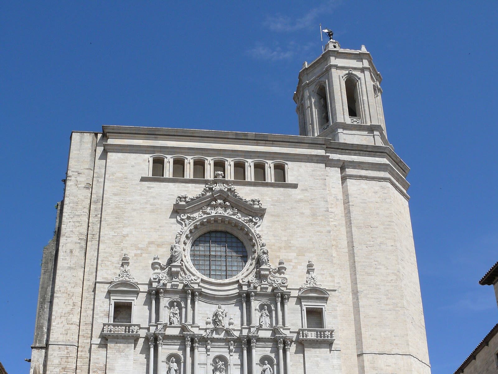 Escalinata de la Catedral de Girona decorada con esferas de musgo durante el Temps de Flors