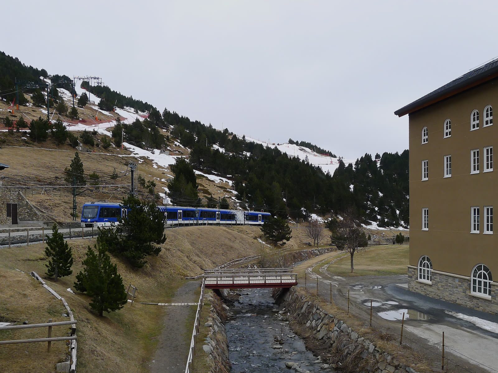 Tren cremallera de Núria en su recorrido de montaña por el Pirineo de Girona