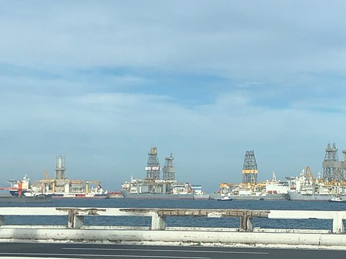 Grúas portuarias y plataformas de reparación naval en el Puerto de La Luz, Las Palmas de Gran Canaria