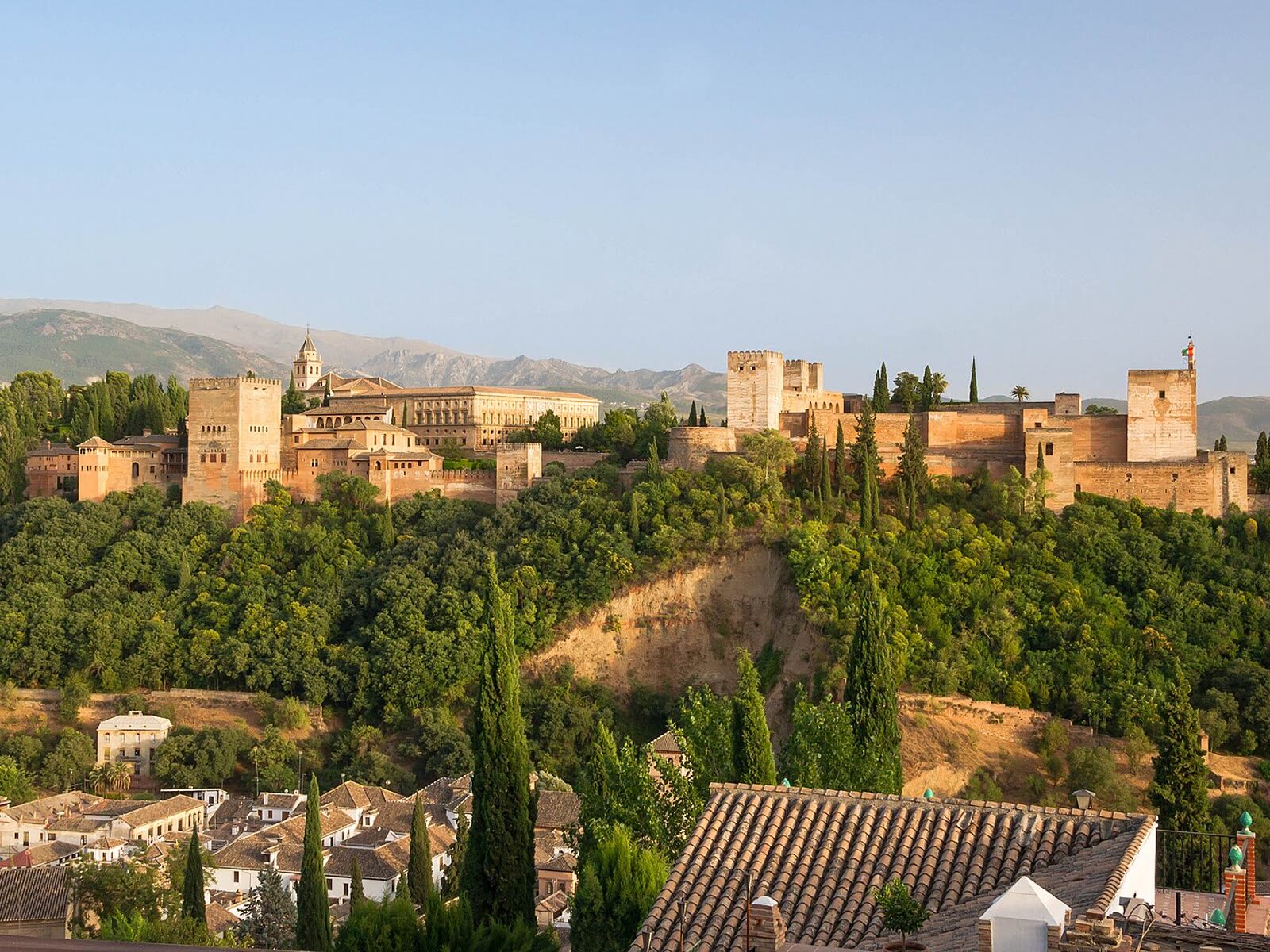 Vista de la Alhambra desde el Albaicín al atardecer, con Sierra Nevada al fondo