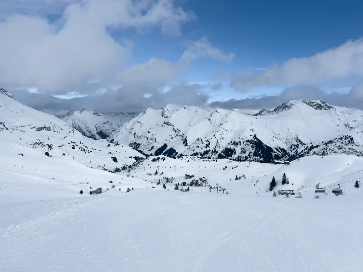 Estación de esquí de Sierra Nevada cubierta de nieve con pistas y remontes