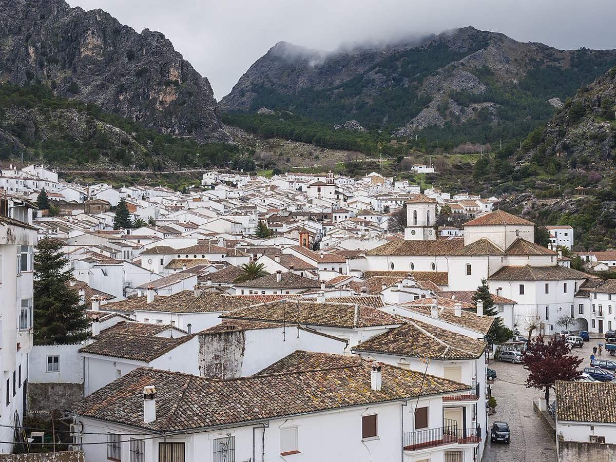 Vista del pueblo blanco de Grazalema con sus tejados y la Sierra al fondo