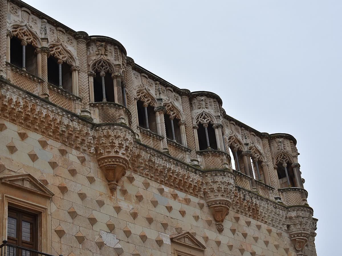 Detalle de las puntas de diamante talladas en piedra de la fachada gótico-mudéjar del Palacio del Infantado