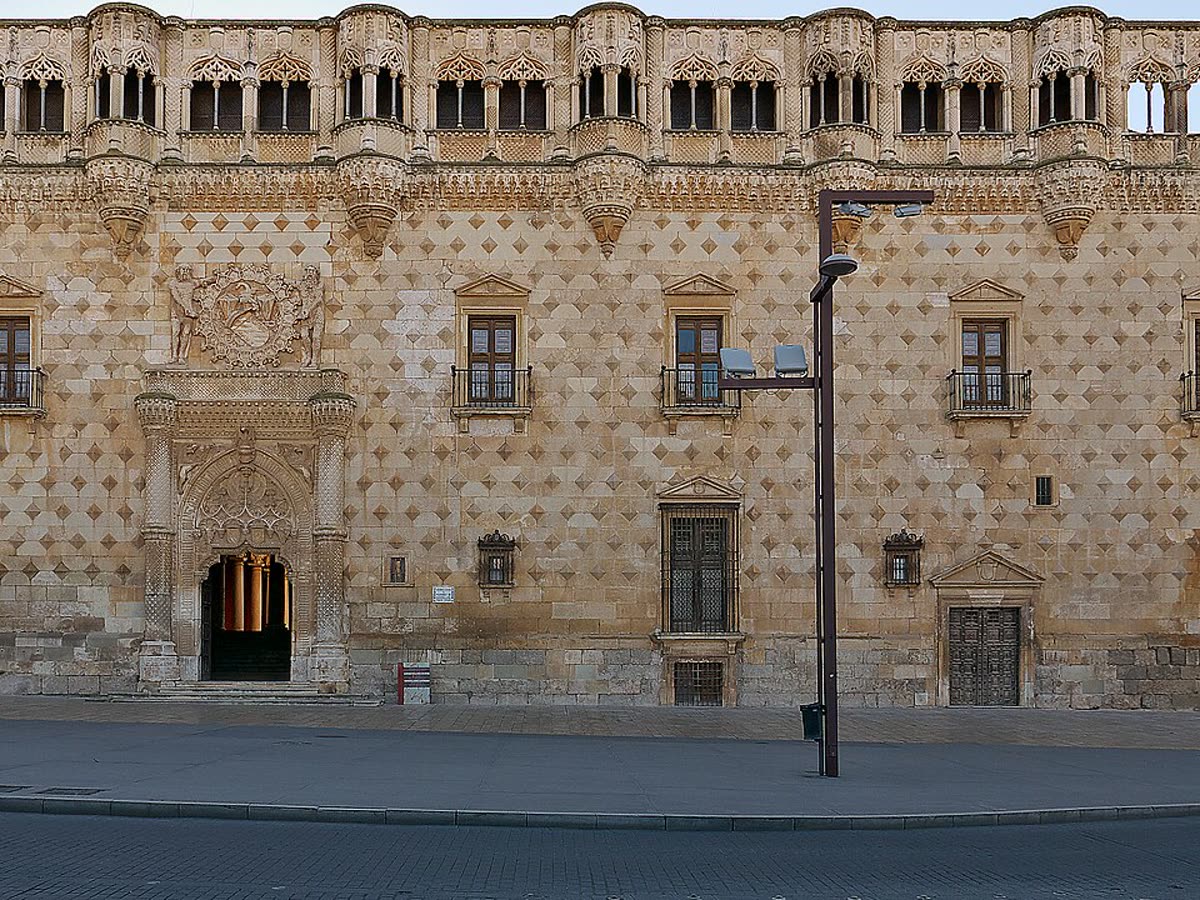 Fachada del Palacio del Infantado de Guadalajara, con sus puntas de diamante talladas en piedra