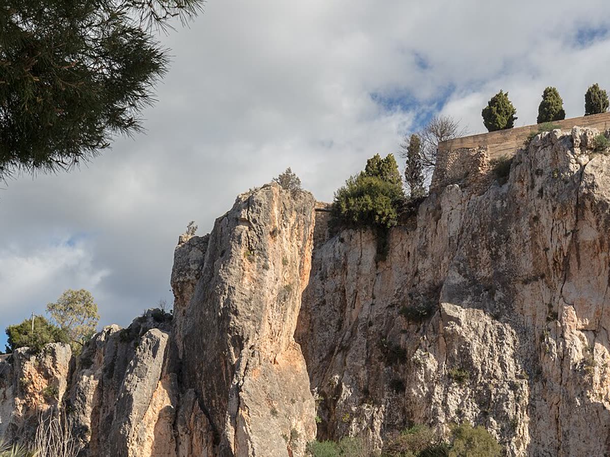 El peñón rocoso de Guadalest coronado por las ruinas del Castell de Sant Josep