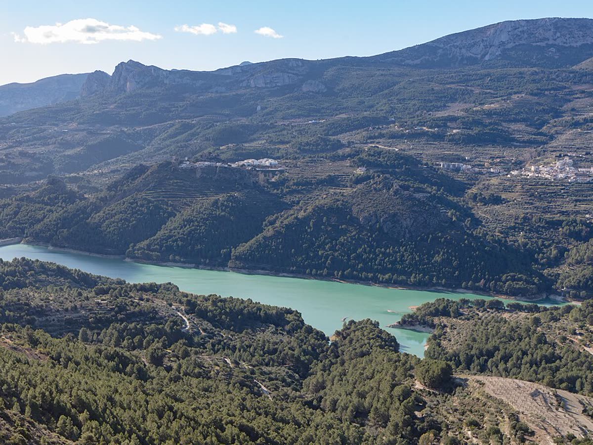El embalse de aguas turquesa de Guadalest visto desde los miradores del valle