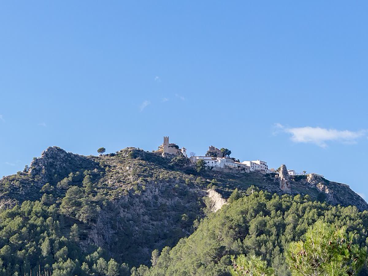 El pueblo de Guadalest sobre su peñón, coronado por el Castell de Sant Josep