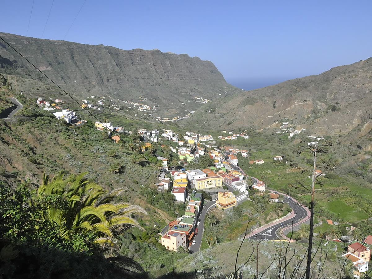El valle de Hermigua descendiendo hacia la costa, con sus terrazas de cultivo