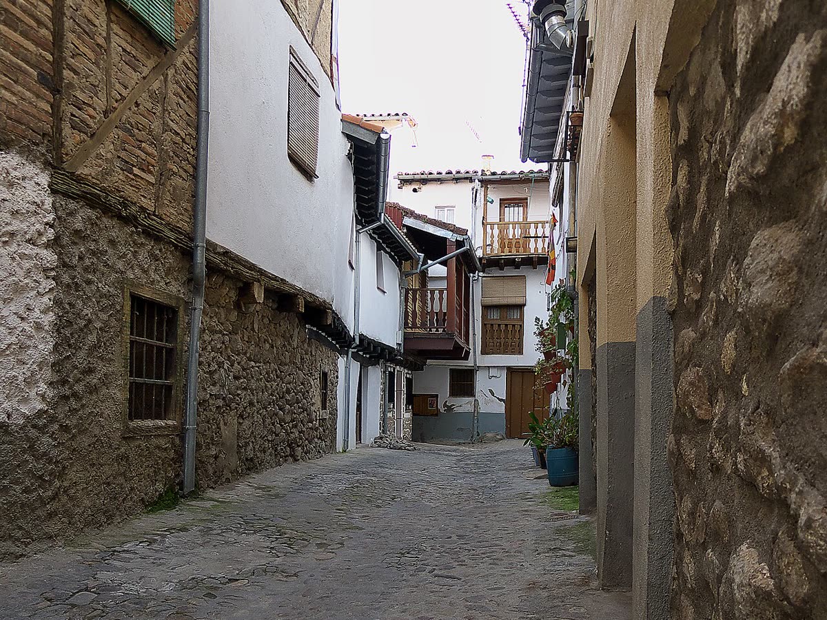 Calle empedrada de la judería de Hervás, con sus casas de entramado de madera