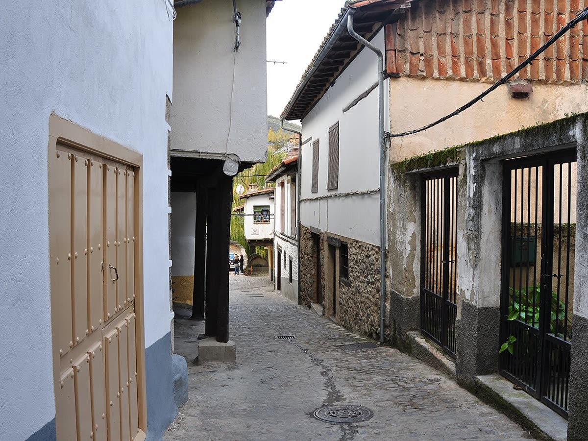 Casas de entramado de madera en las calles empedradas de la judería de Hervás