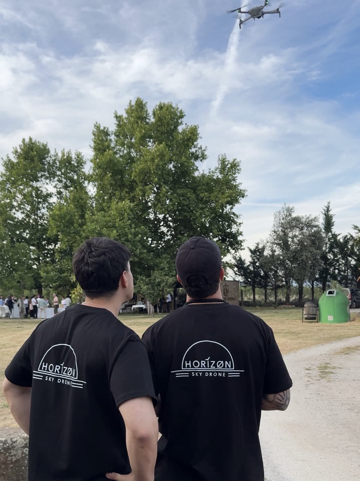 Equipo de Horizon Sky Drone preparando un dron para grabar un evento al aire libre