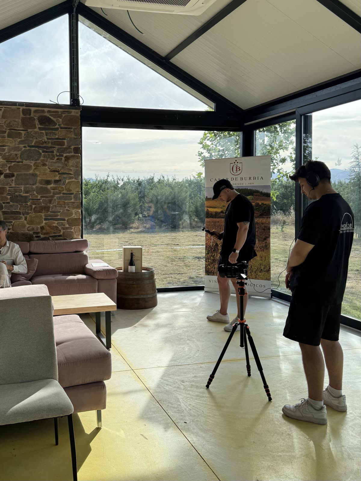 Equipo de Horizon Sky Drone durante un rodaje en un evento en una bodega