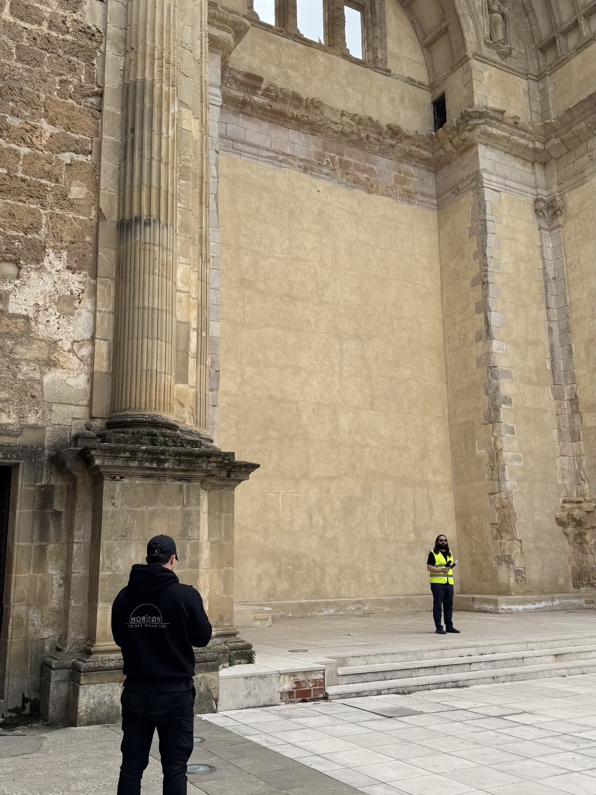 Equipo de Horizon Sky Drone grabando junto a la fachada de un monumento histórico