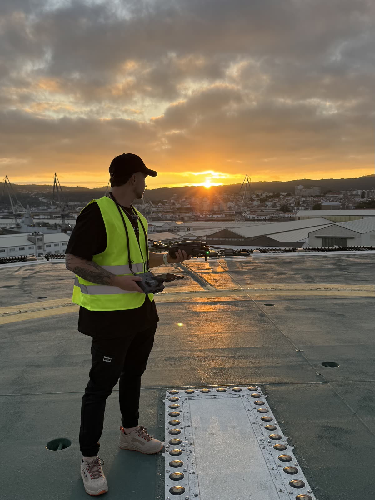 Piloto de Horizon Sky Drone controlando un dron desde una azotea al atardecer