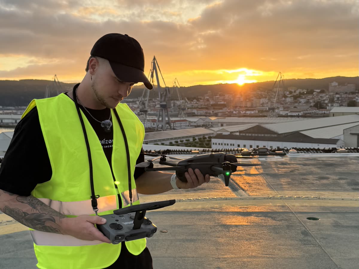 Piloto de Horizon Sky Drone preparando el vuelo de un dron en una azotea