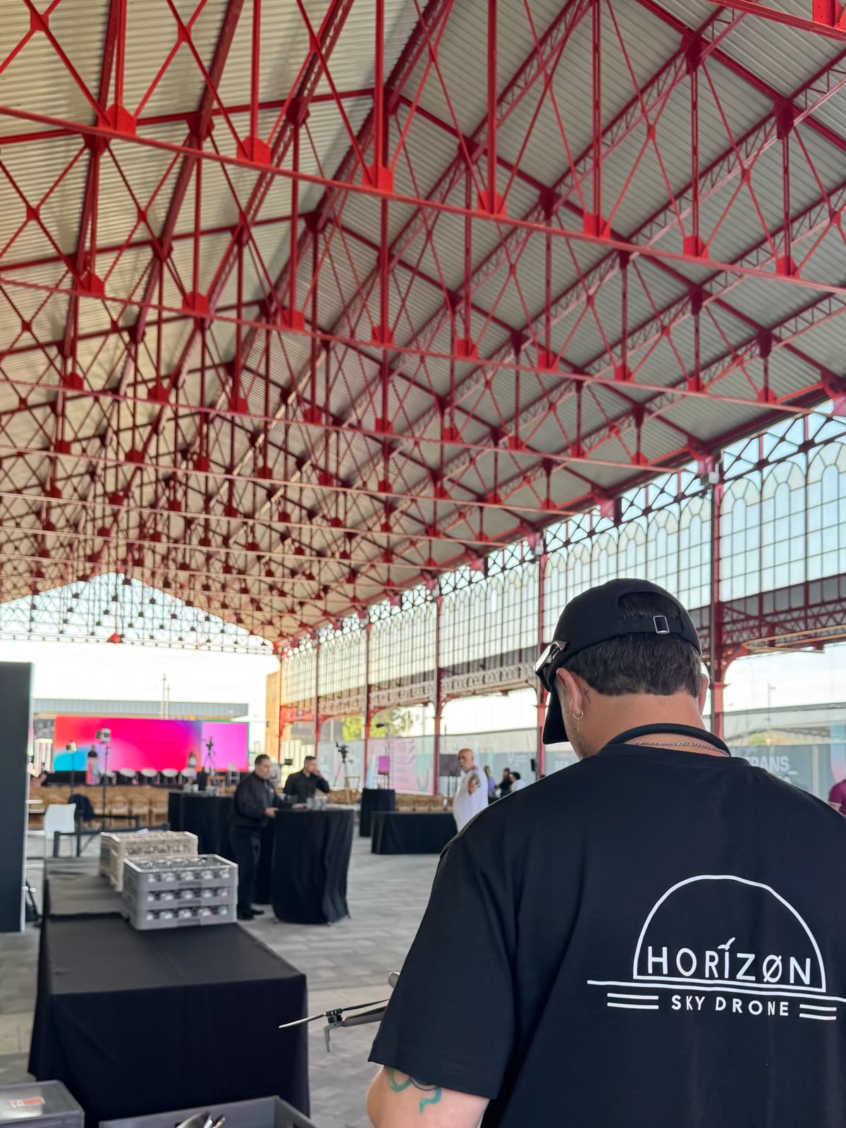 Piloto de Horizon Sky Drone con un dron FPV durante un evento celebrado bajo una gran nave acristalada