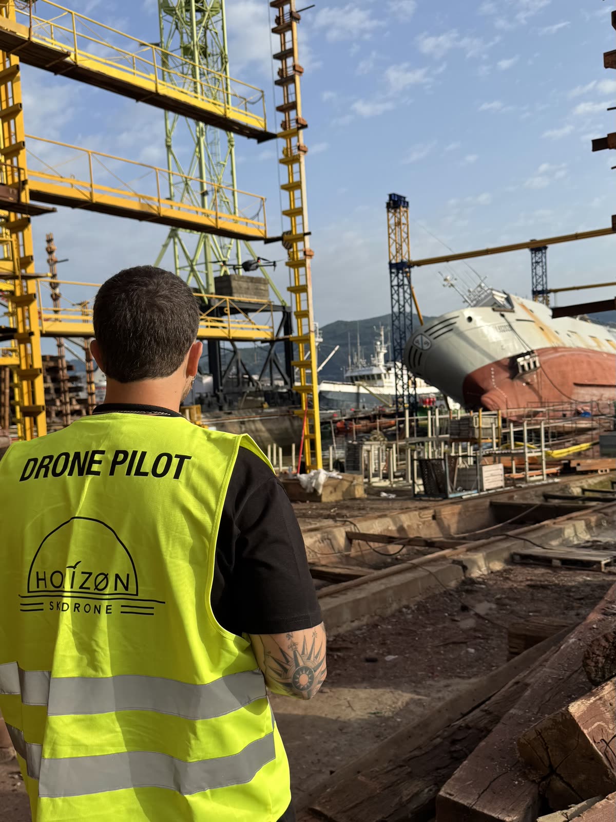 Piloto de Horizon Sky Drone junto a una grúa de contenedores en un puerto