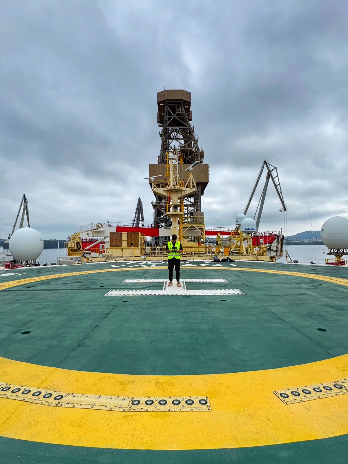 Piloto de Horizon Sky Drone de pie en el helipuerto de una plataforma marina