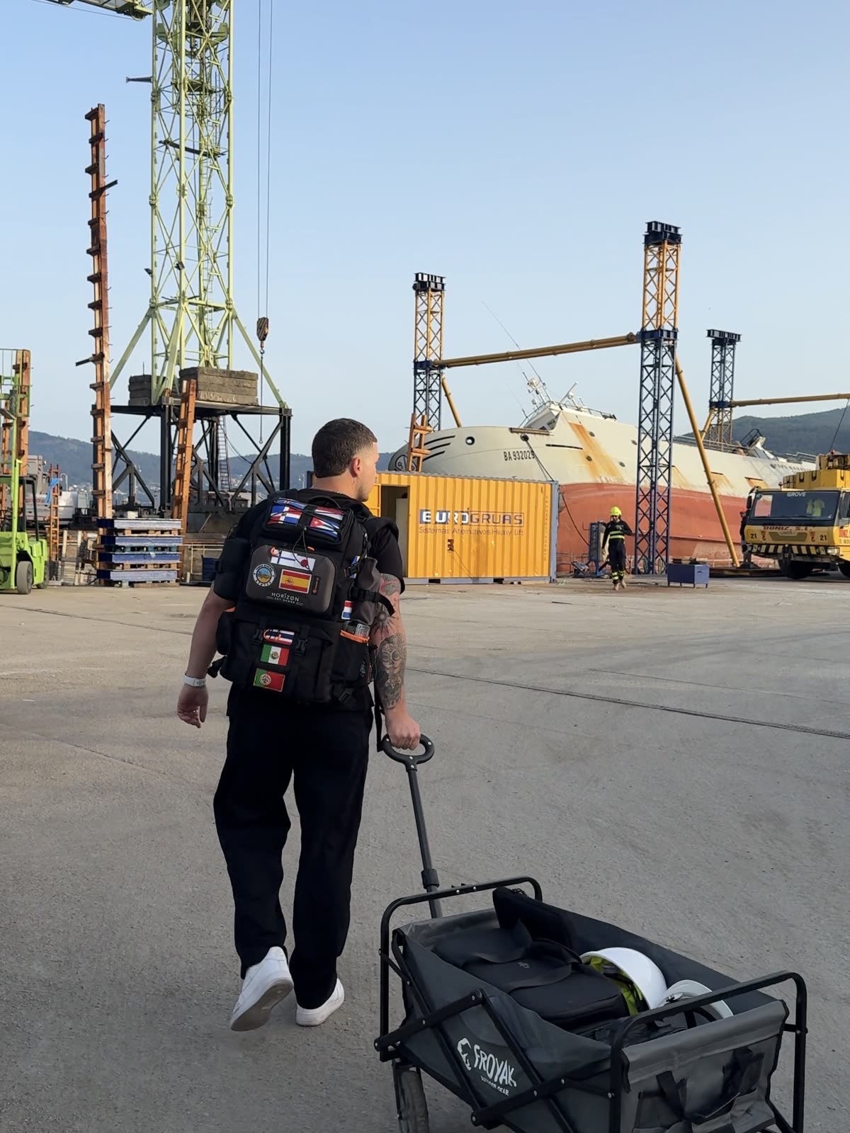 Piloto de Horizon Sky Drone transportando el equipo en un carro por un astillero