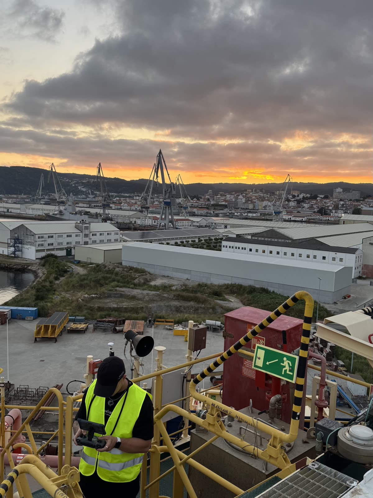 Piloto de Horizon Sky Drone en una azotea industrial con tuberías al atardecer