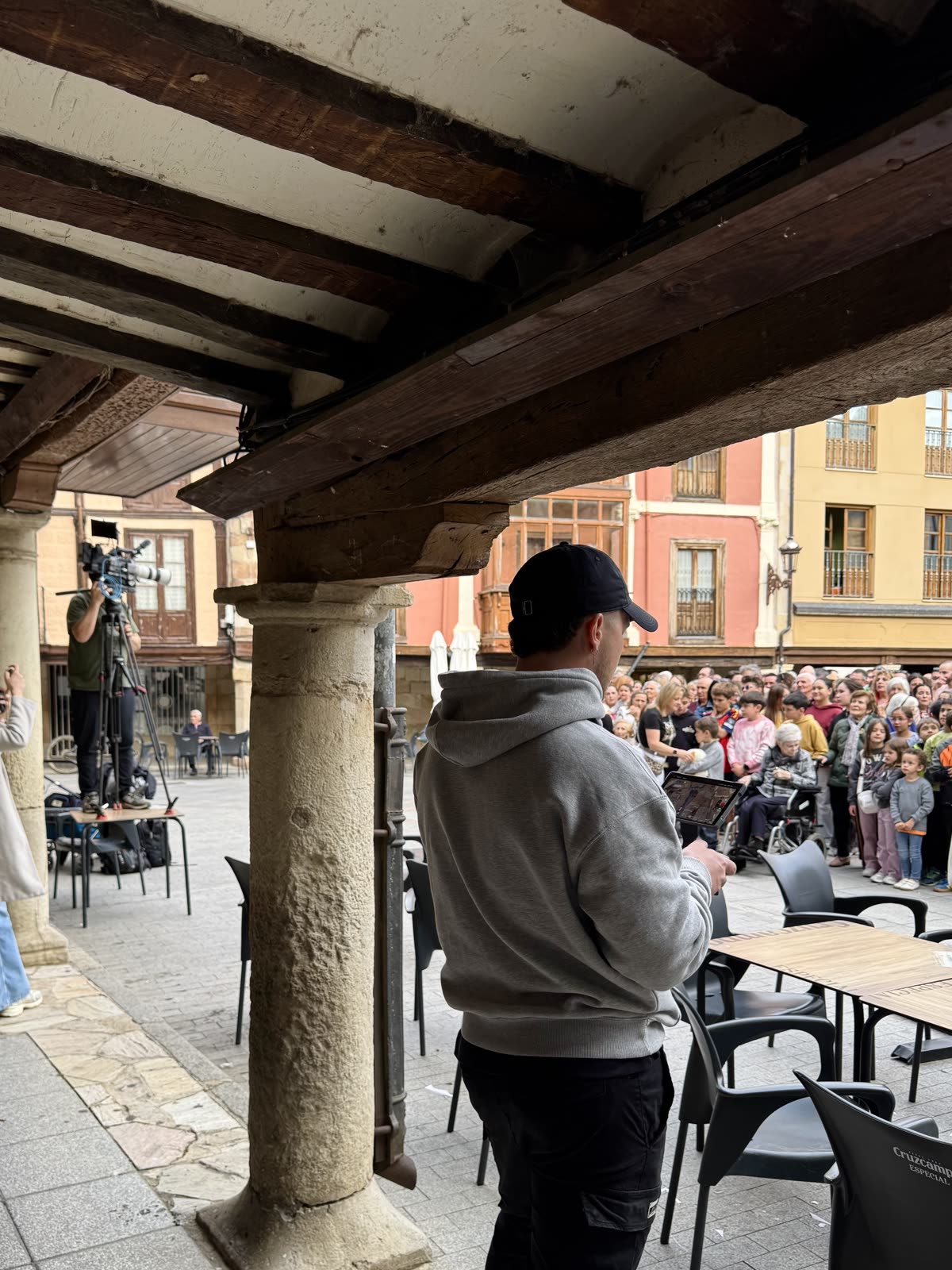Piloto de Horizon Sky Drone consultando una tablet durante un evento en una plaza pública