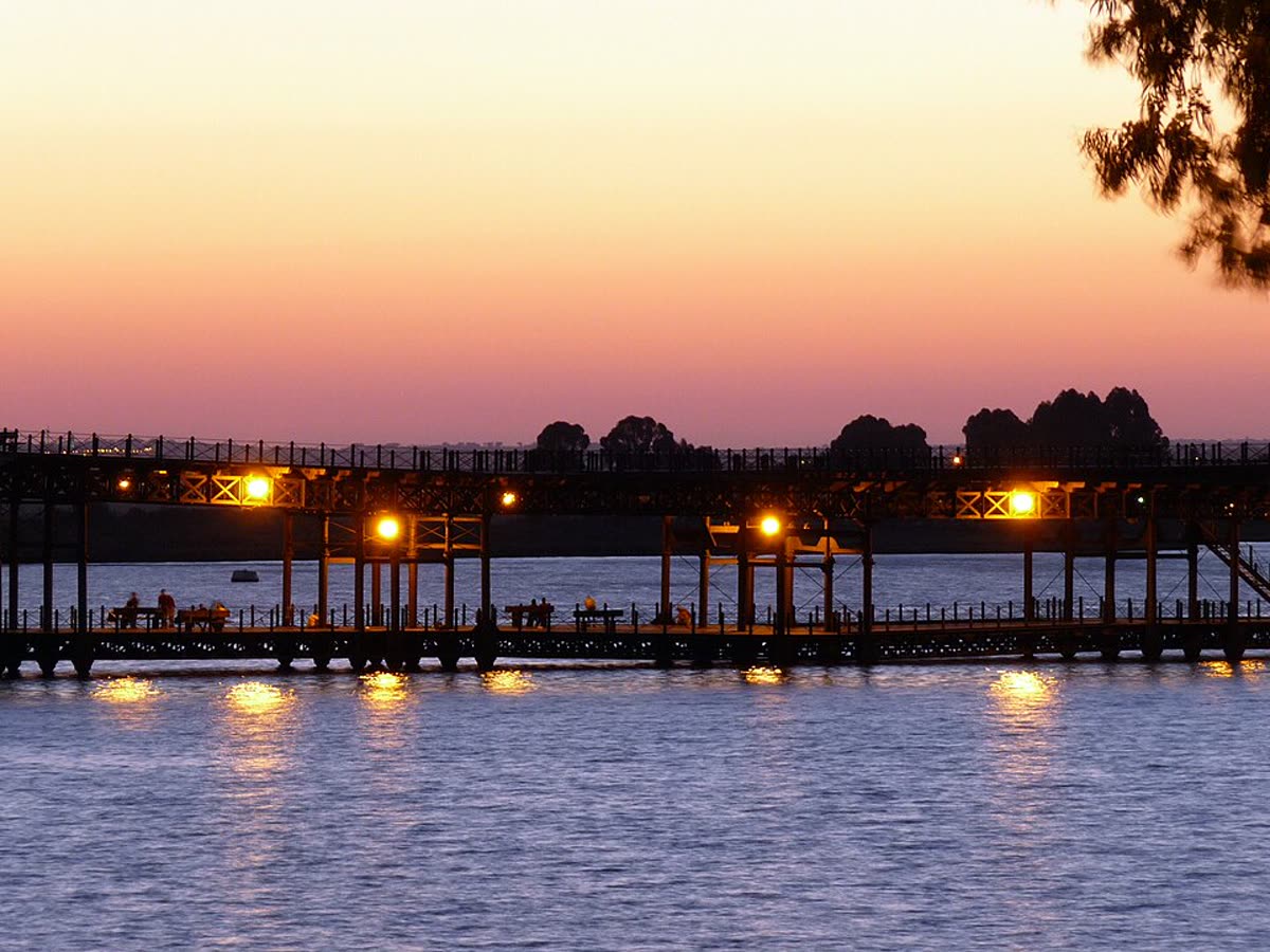 El Muelle del Tinto de Huelva al atardecer, la estructura de hierro que da nombre al paseo marítimo