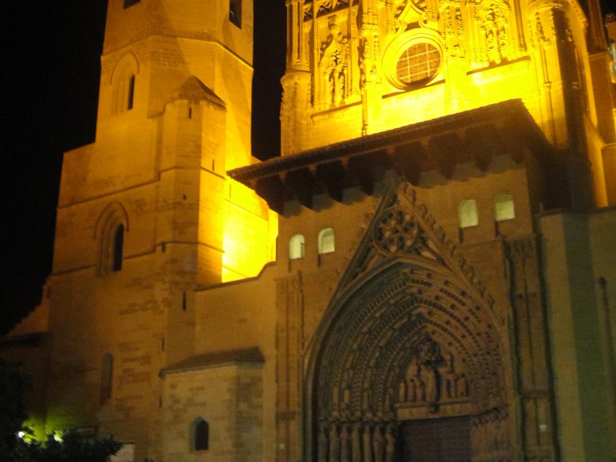 Fachada gótica de la Catedral de Huesca iluminada de noche