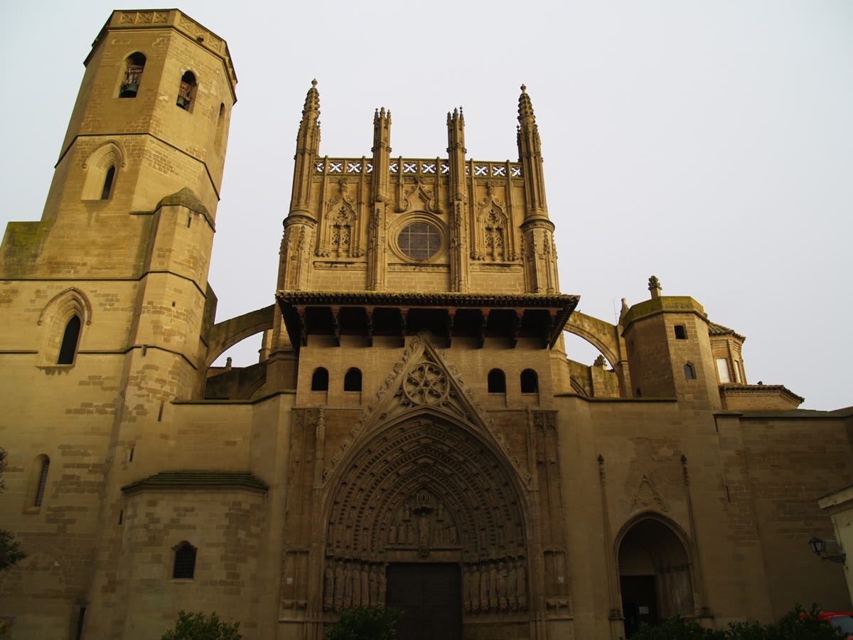 Fachada gótica de la Catedral de Huesca, con el retablo mayor de Damián Forment
