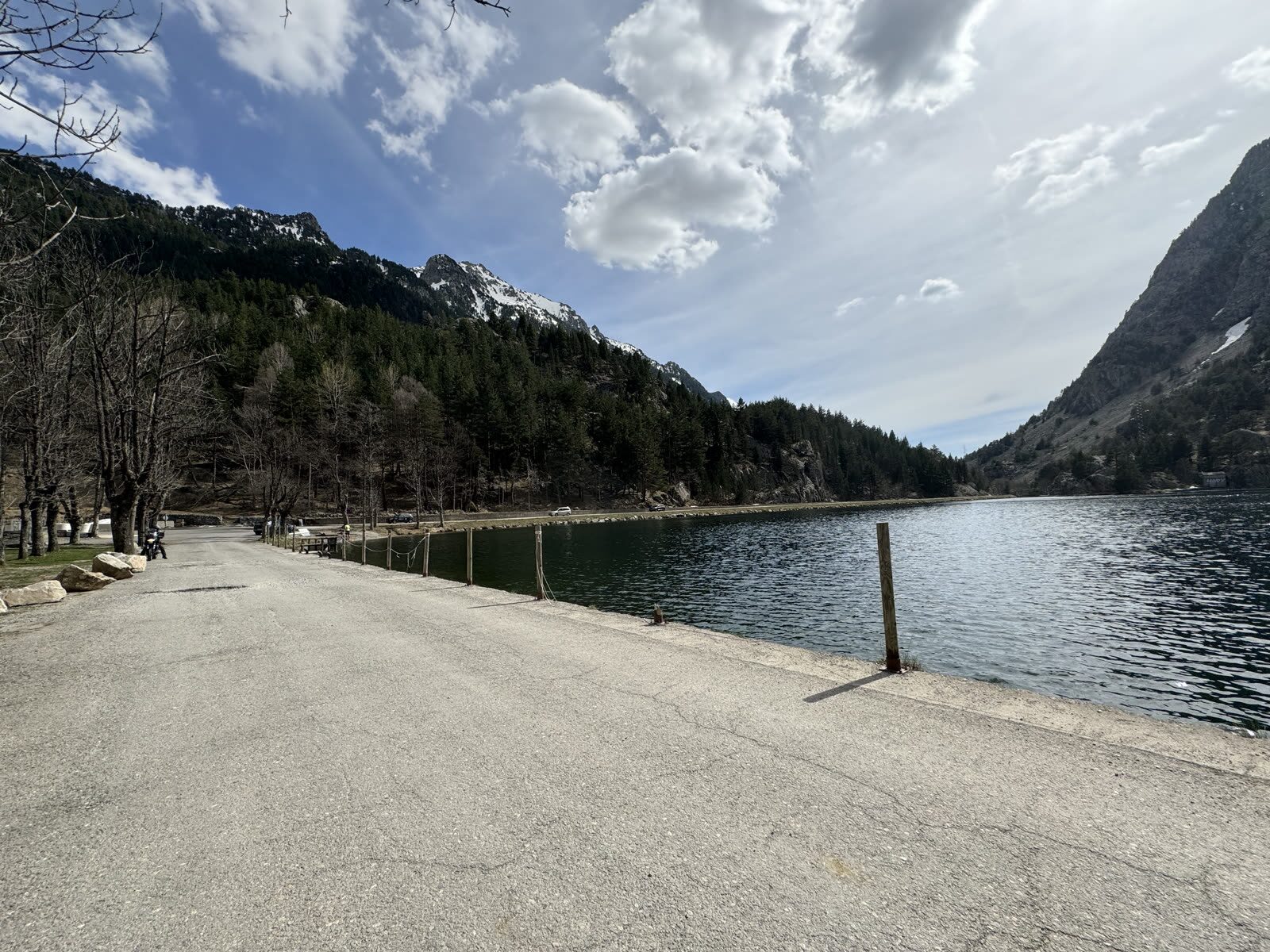 Vista del lago Ibón de Baños junto al Balneario de Panticosa, rodeado de montañas del Pirineo