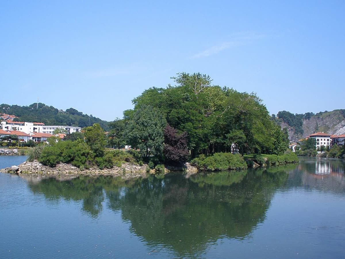 La Isla de los Faisanes sobre el río Bidasoa, frontera compartida entre España y Francia