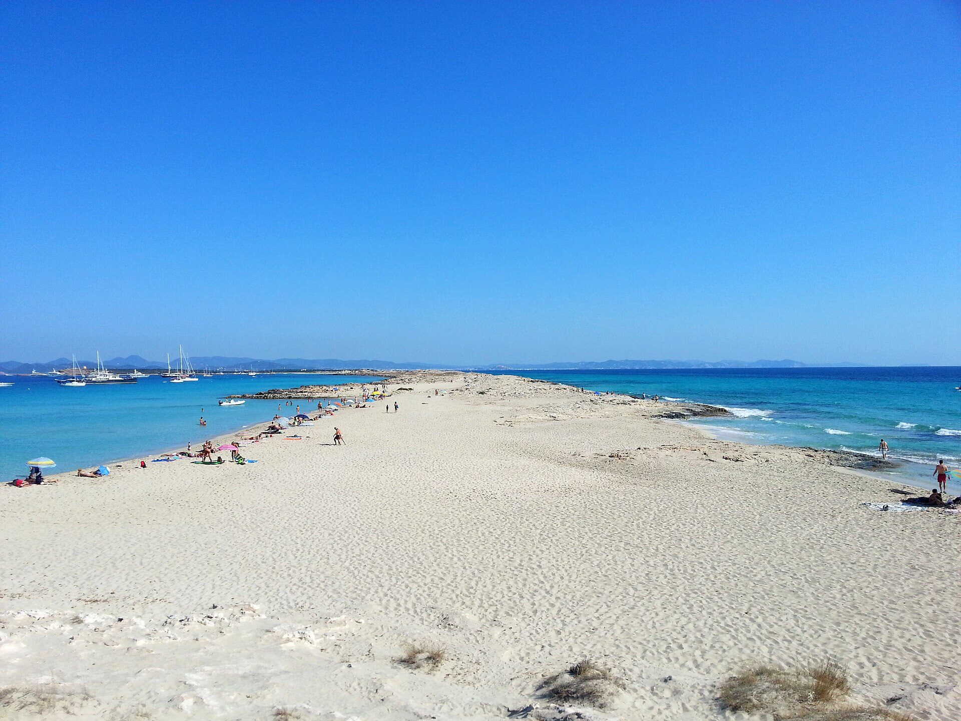 Playa de Ses Illetes en Formentera, con aguas turquesas a ambos lados