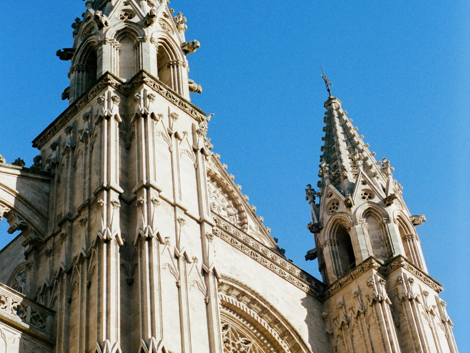Vista aérea de la Catedral de La Seu de Palma de Mallorca sobre la bahía