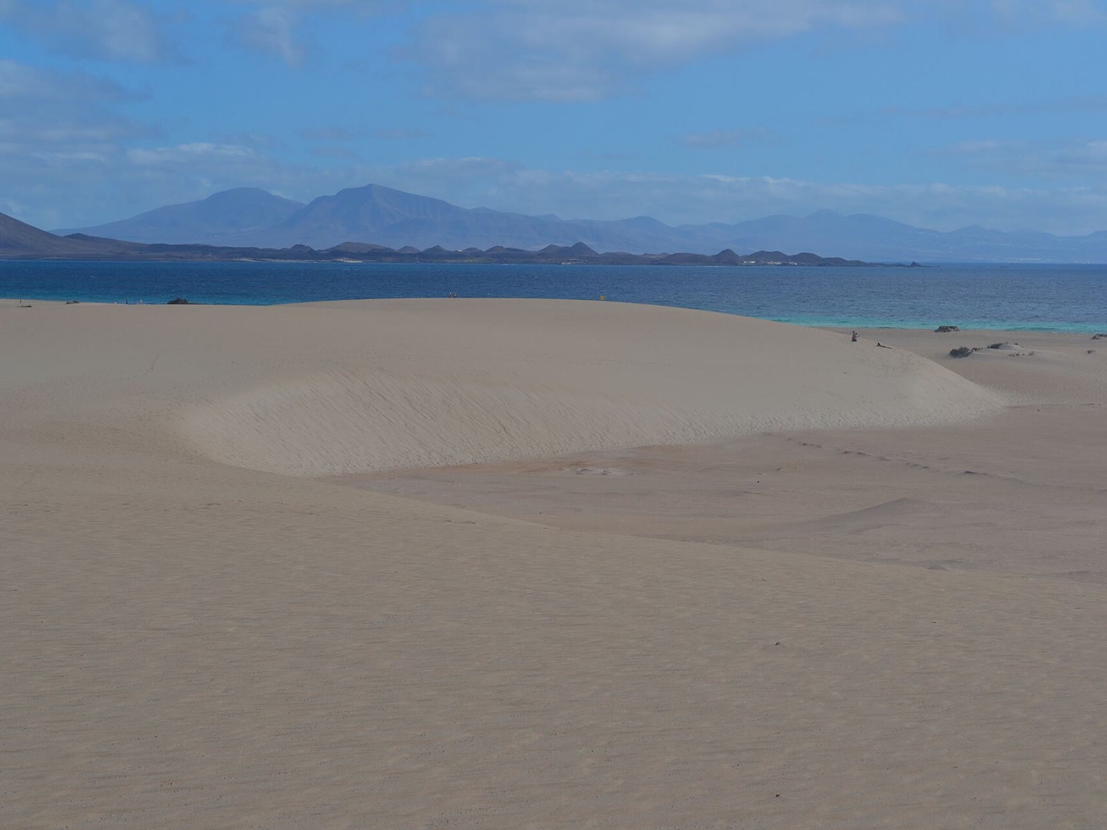 Dunas de Corralejo en Fuerteventura junto al mar turquesa