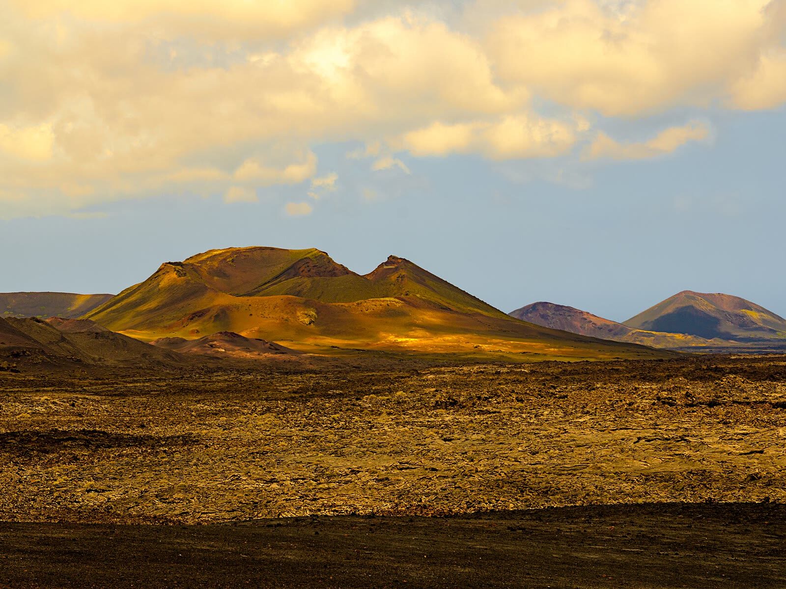 Conos volcánicos y lava solidificada del Parque Nacional de Timanfaya — Un paisaje volcánico formado hace apenas 300 años