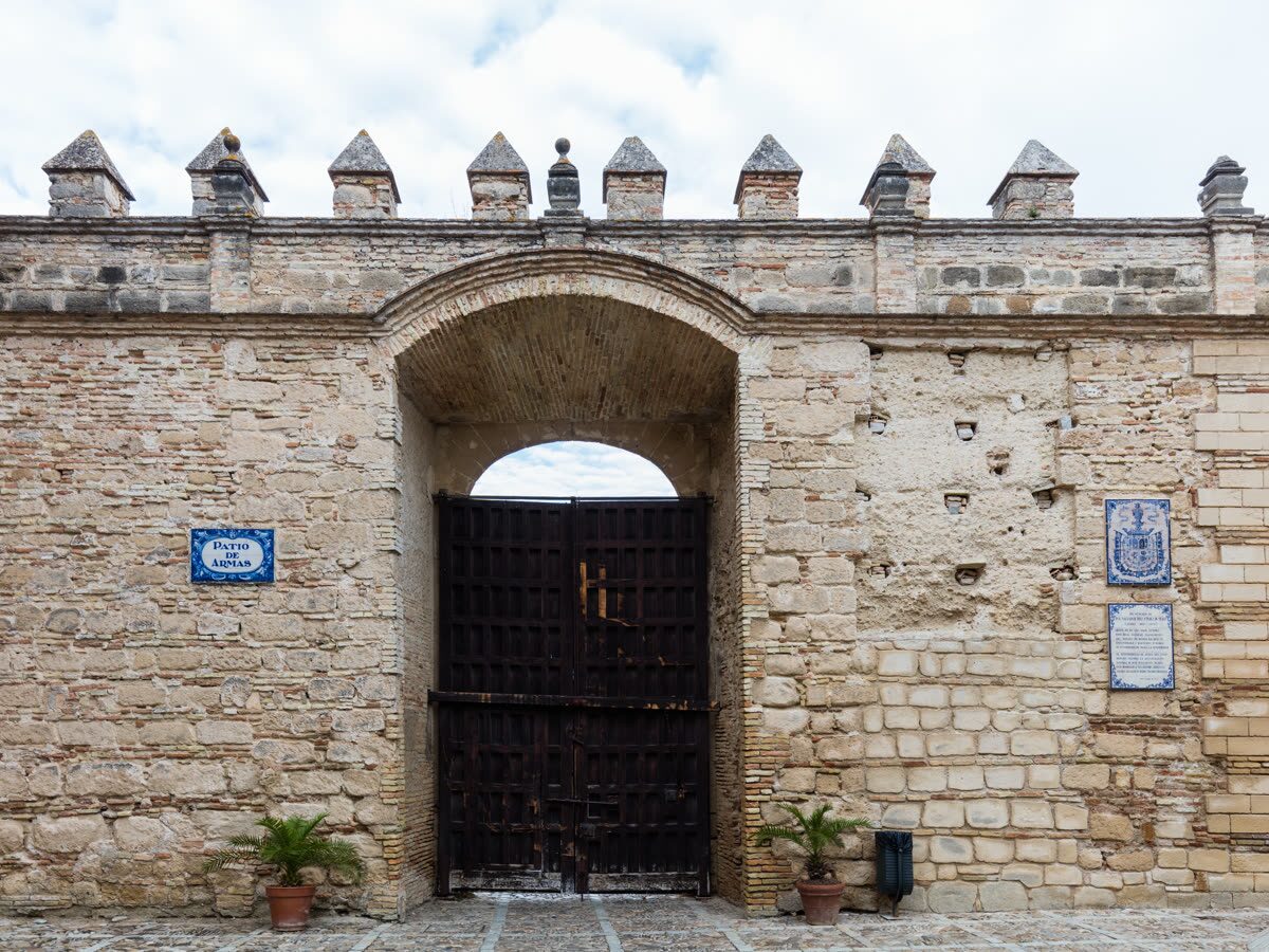 Puerta de acceso al Patio de Armas del Alcázar de Jerez, con muralla almenada