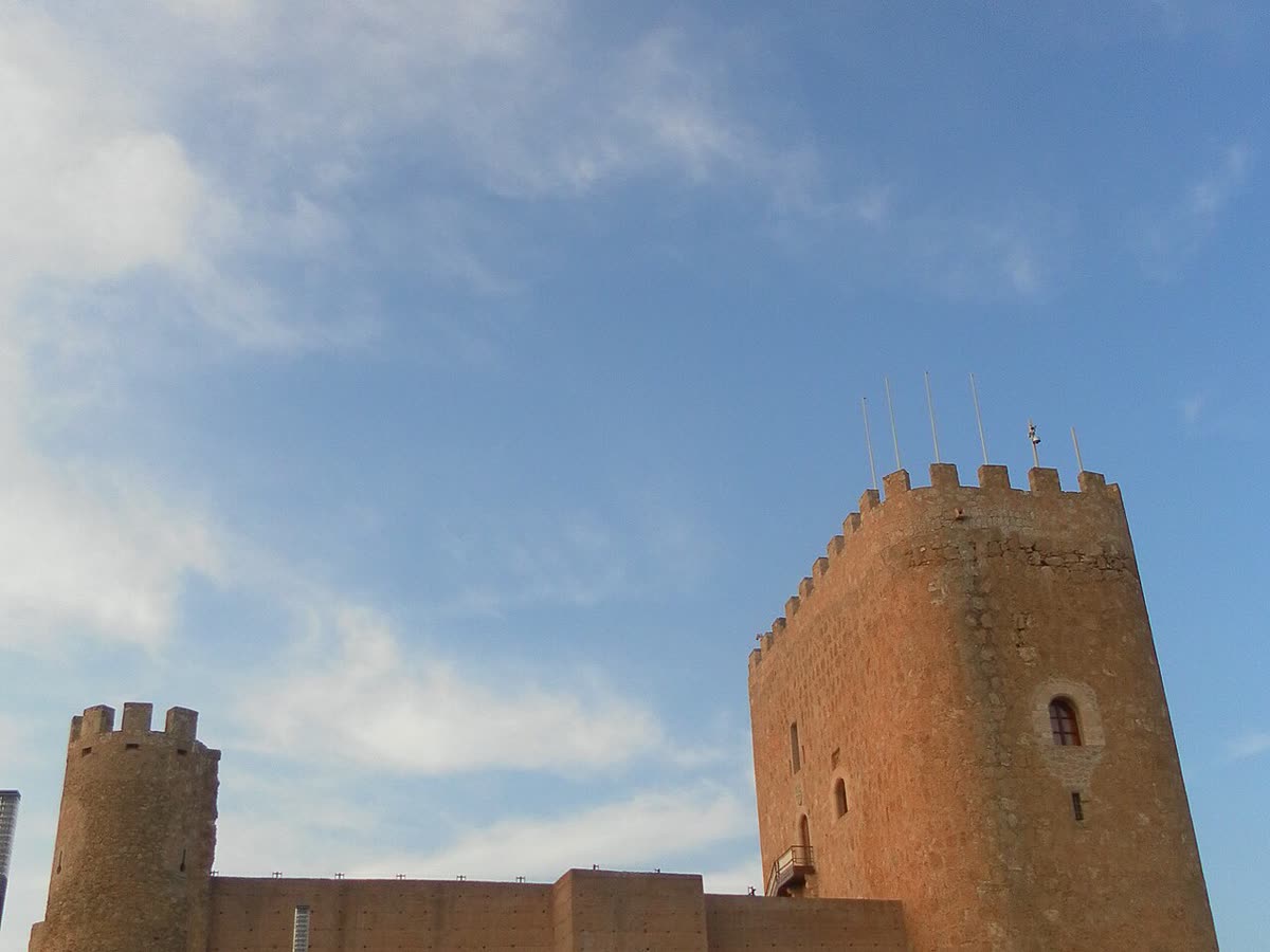 Castillo de Jumilla, de origen musulmán, sobre el cerro que domina la ciudad y los viñedos de Monastrell