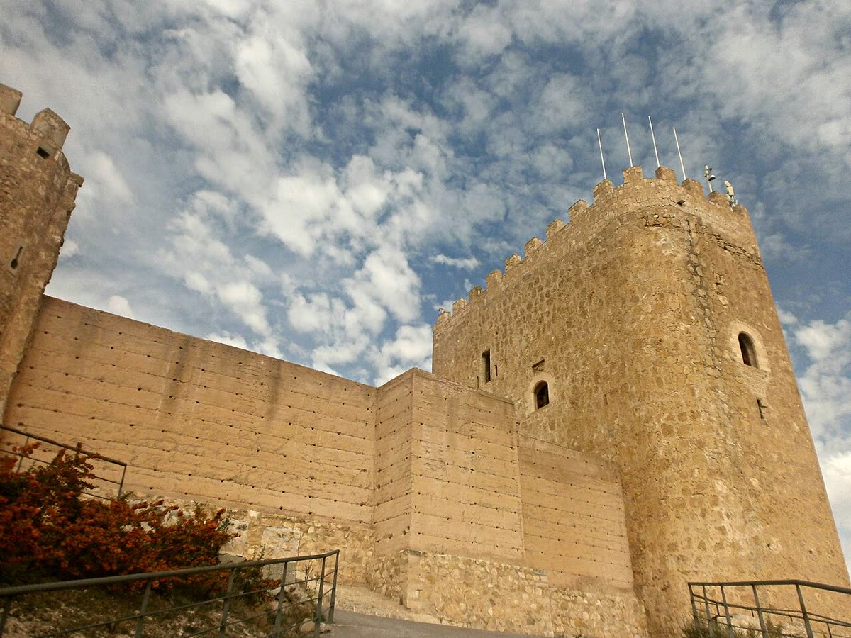 Torre del homenaje y muralla del Castillo de Jumilla, sobre el cerro que domina la ciudad