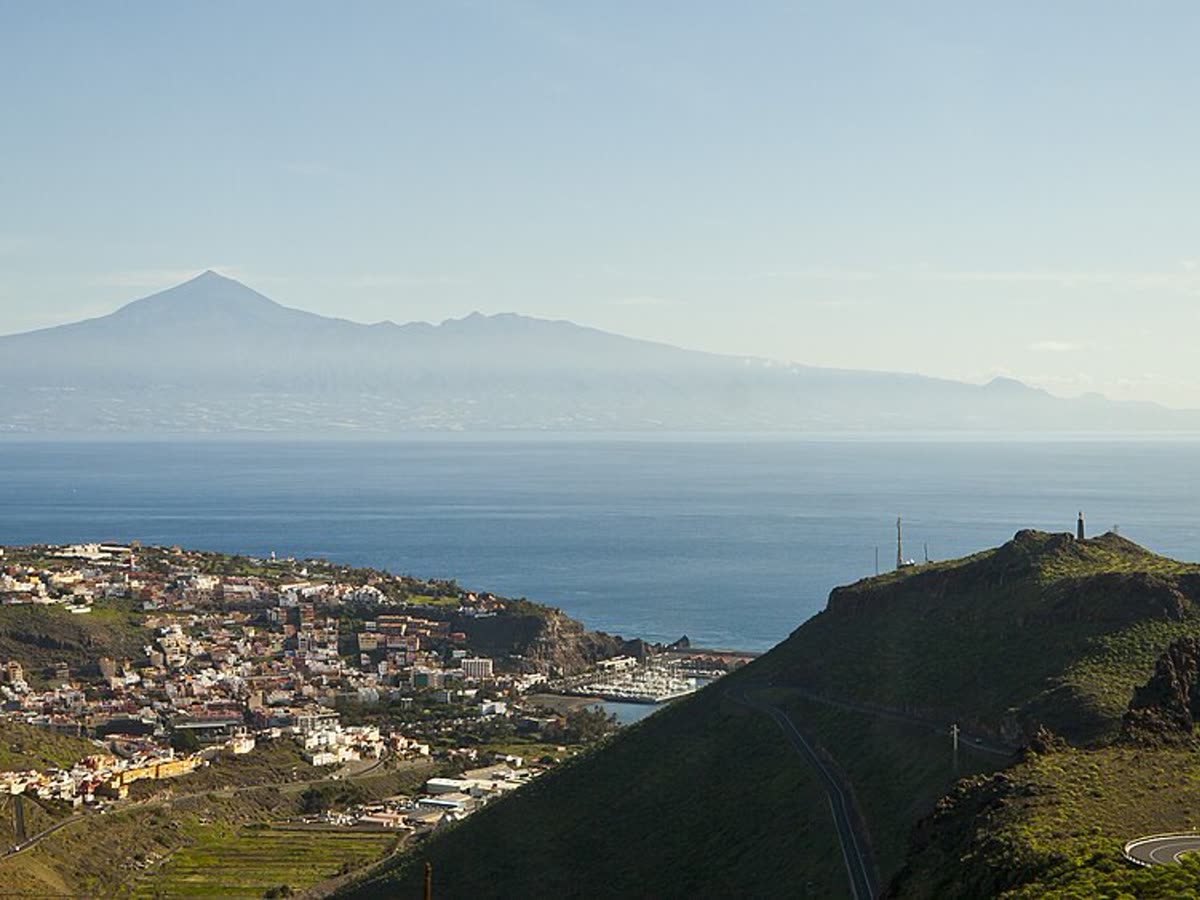 San Sebastián de La Gomera y su puerto, con el Teide asomando al otro lado del mar